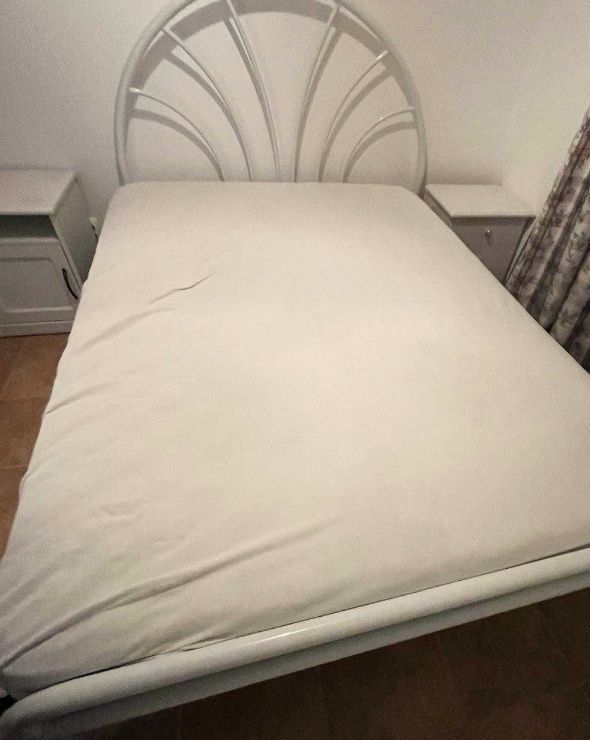 Vendo cama de casal em ferro branca em bom estado