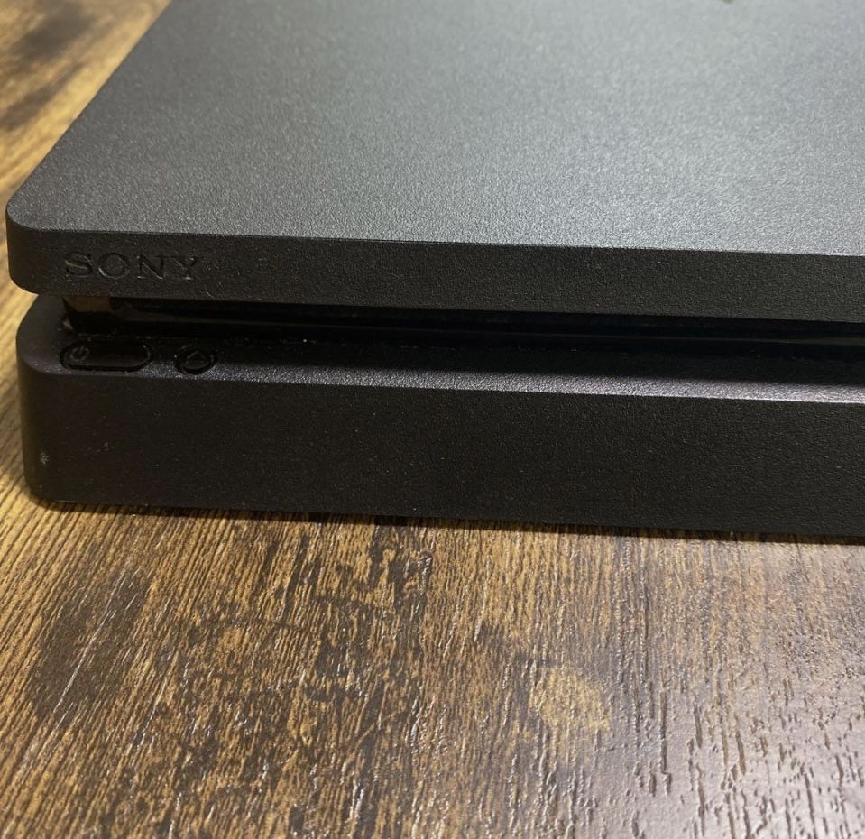 mam na sprzedaż SONY PlayStation4 PS4 Jet Black Slim