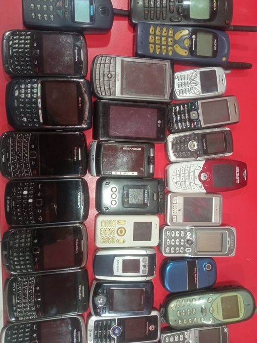Лот різних моделей телефонів