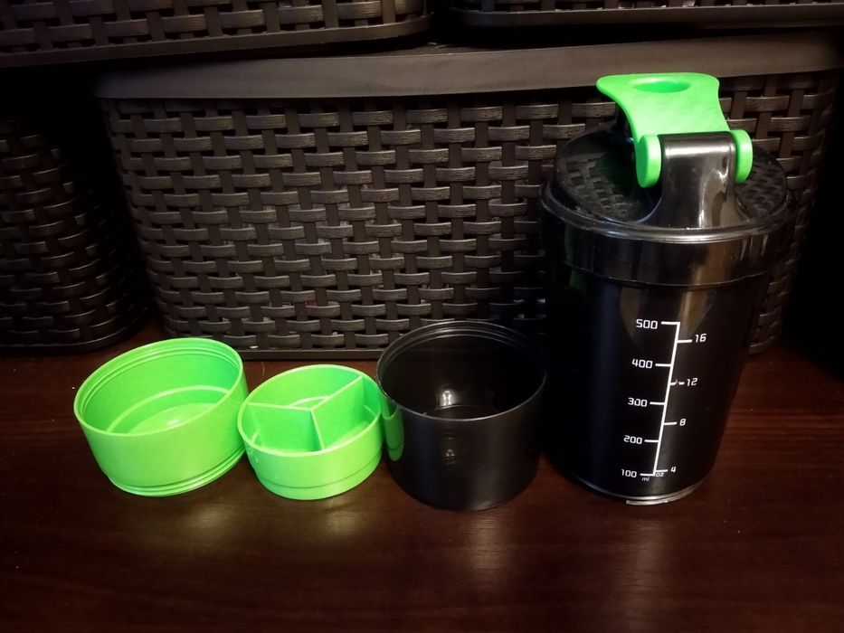 Шейкер для протеина или коктейлей с отсеком для лекарств.