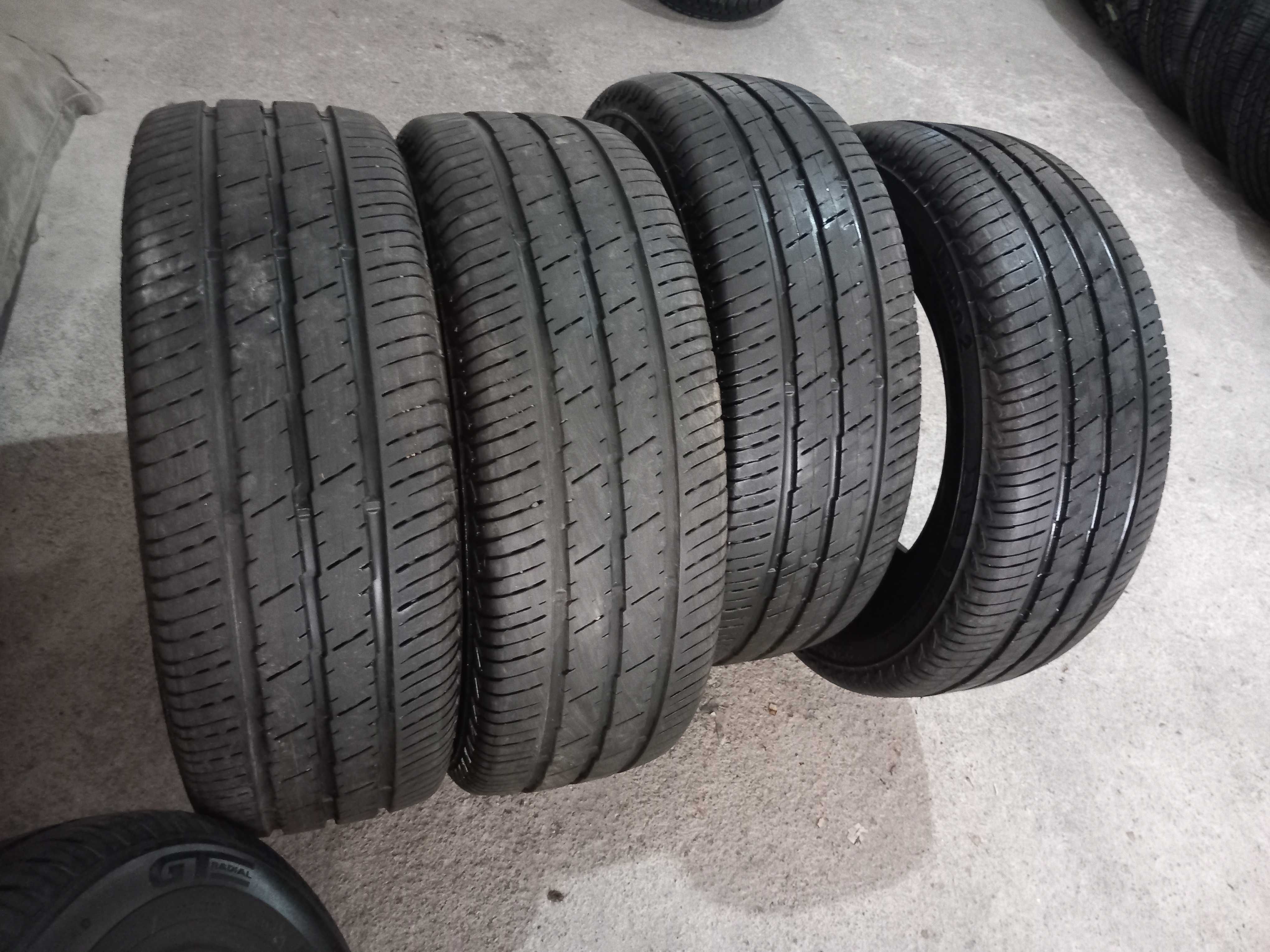 4 pneus 235/65R16 C Continental seminovos