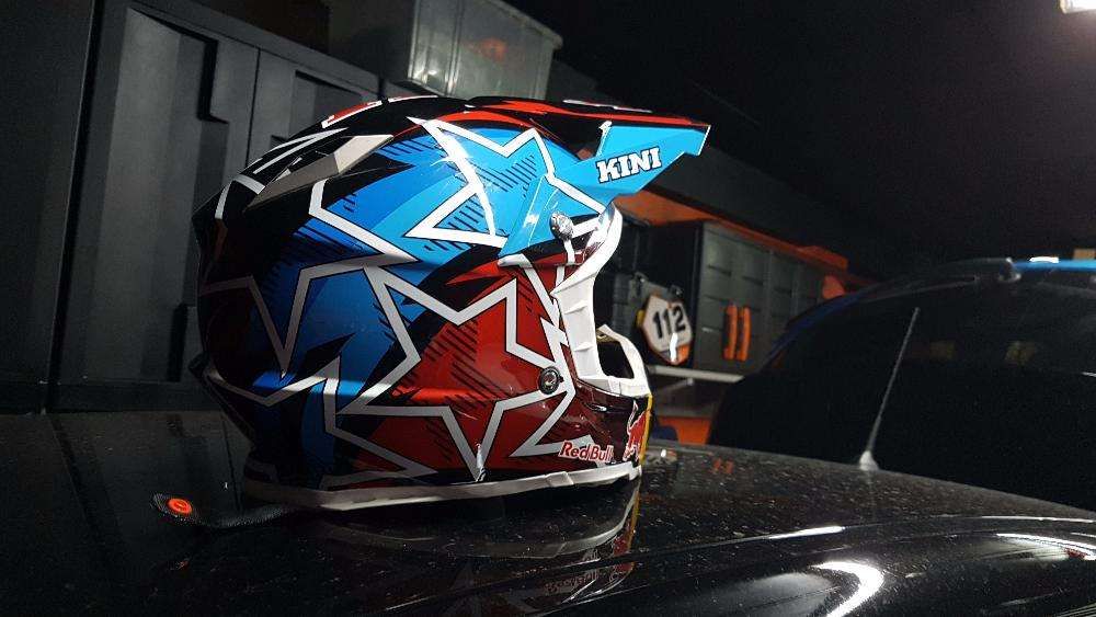 Capacete Kini Red Bull Revolution