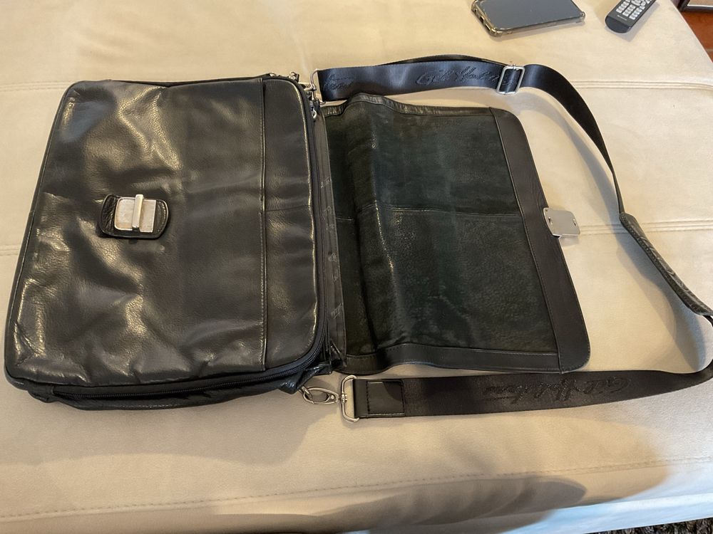 Pasta de Ombro em Pele Gil Holsters – Preta, Vários Compartimentos