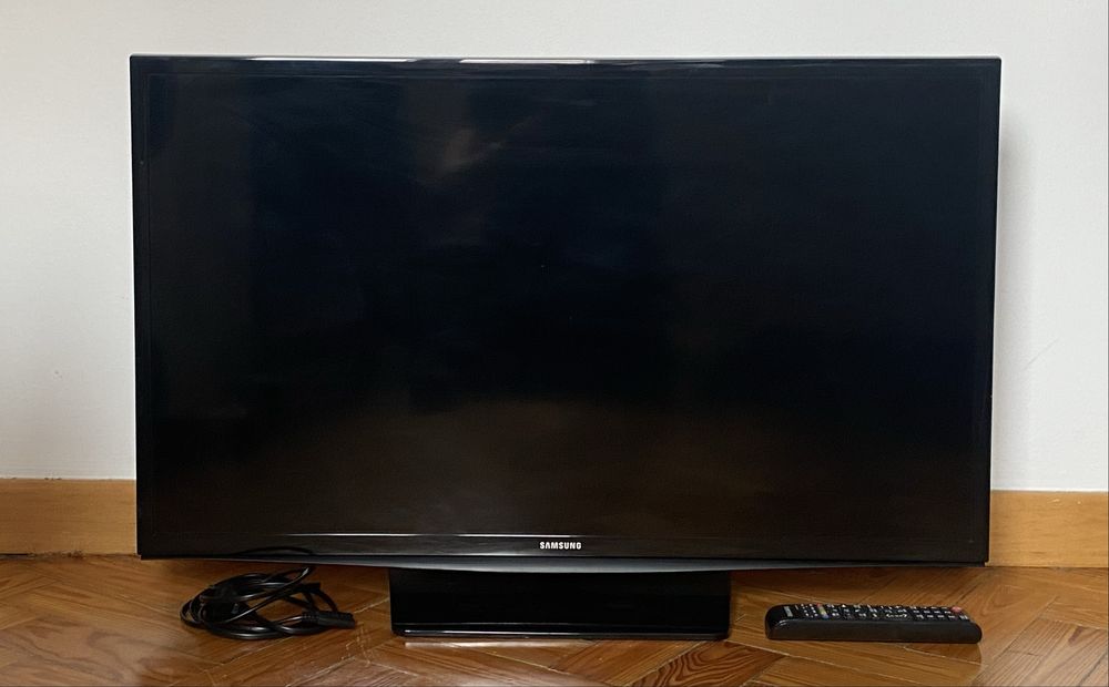 TV Samsung 32” UE32H4000AW com comando original e cabo – Bom estado