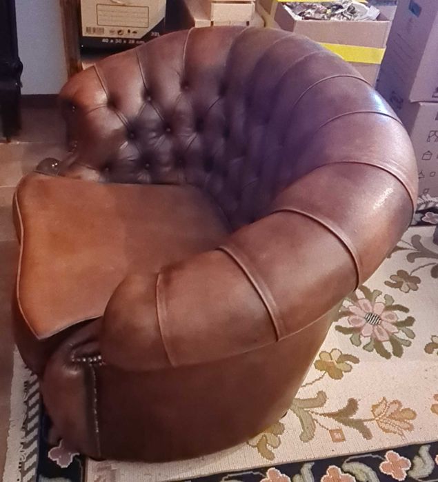 Poltrona em pele capitonné