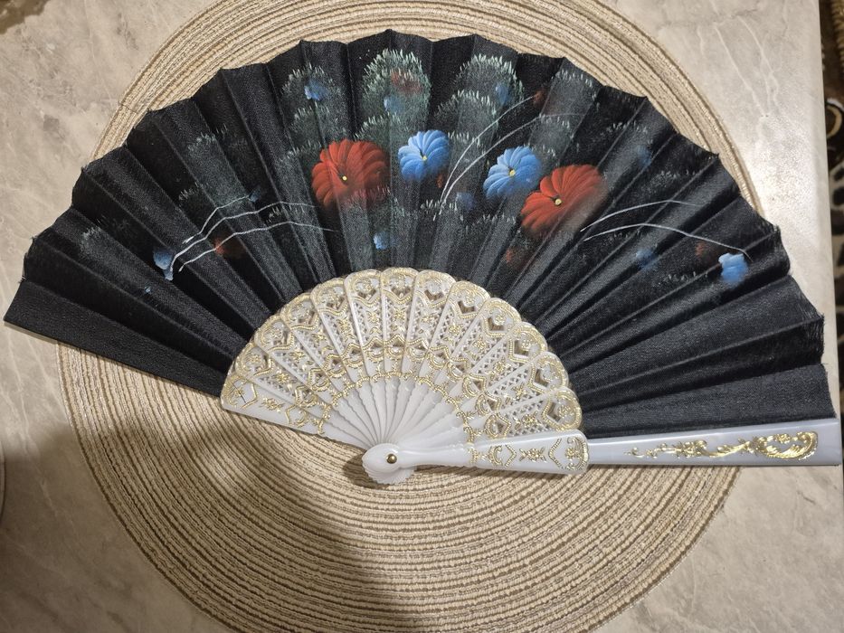 Веер раскладной красивый