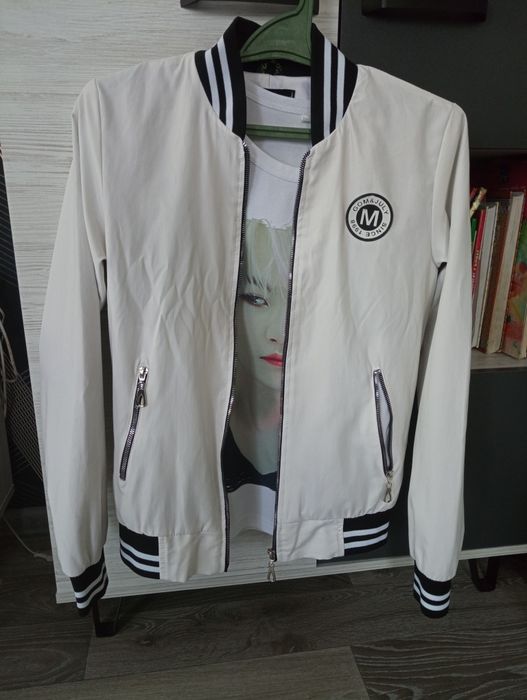 Бомбер білий 164 р. Стан відмінний