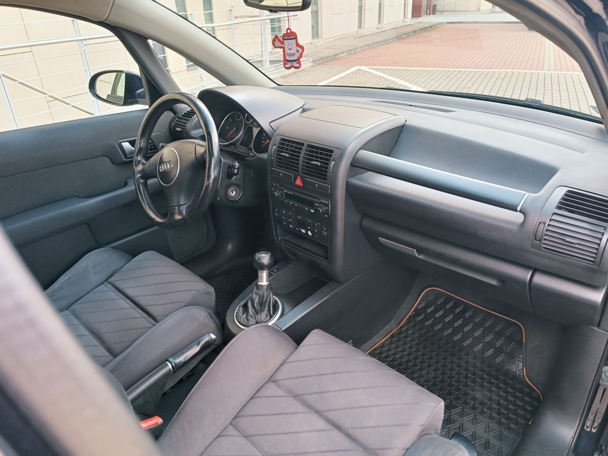Audi a2 1.4 mpi sprawna klima aluminiowa dach panoramiczny ładna !!
