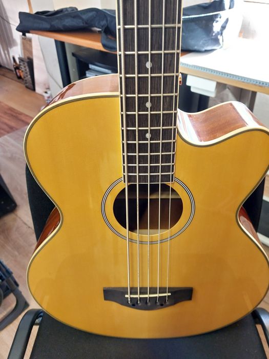 gitara basowa elektroakustyczna