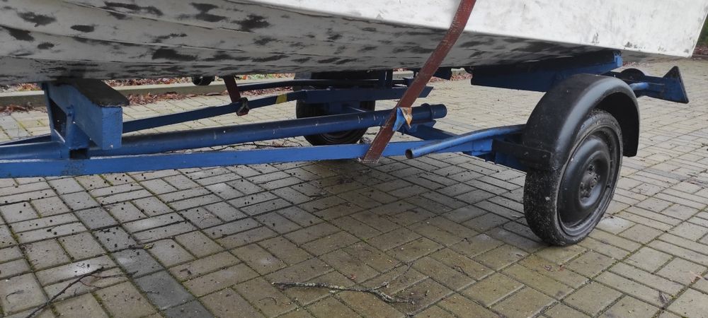 Łódka wędkarska z przyczepką