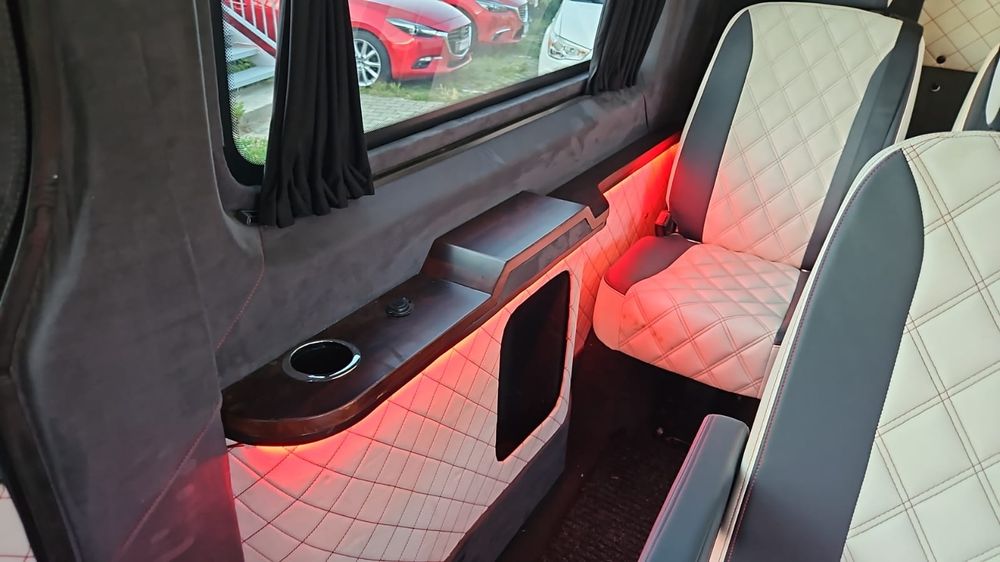 Mercedes Sprinter VIP przewóz osób transfery LOTNISKO Eventy Koncerty