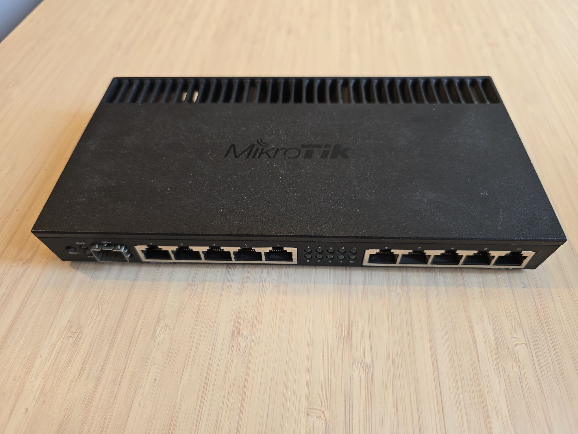Mikrotik RB4011GS+RM