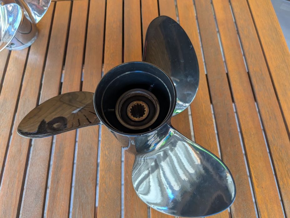 Śruba napędowa Suzuki DF 14x23 oryginał