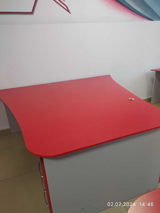 Столи офісні.Стіл дугоподібний(як для рецепції). У розкладеному стані.