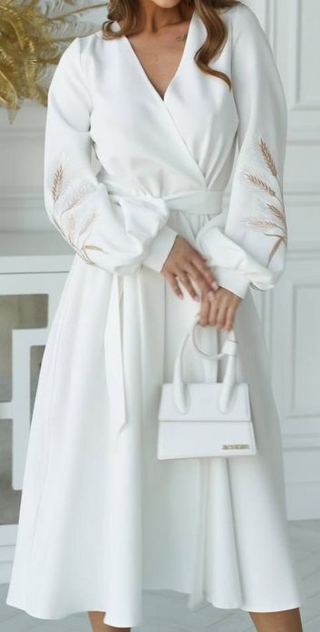 Сукня на запах з вишивкою на рукавах