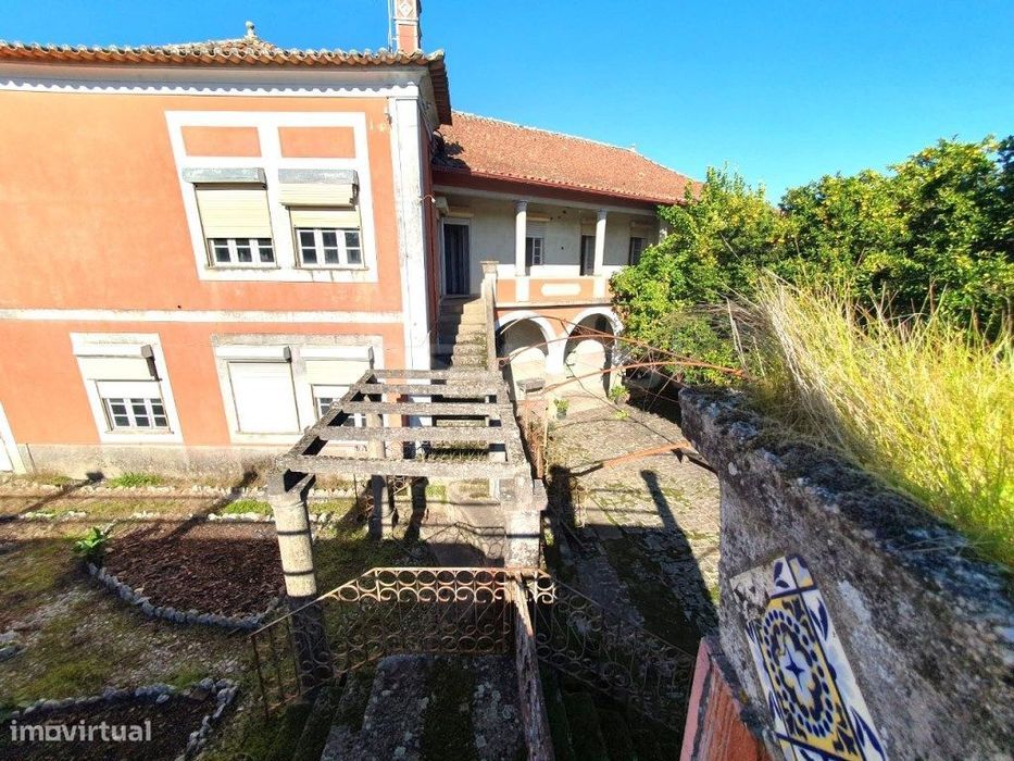 Moradia V3 talha Senhorial, localizada na Freguesia de Sabugosa