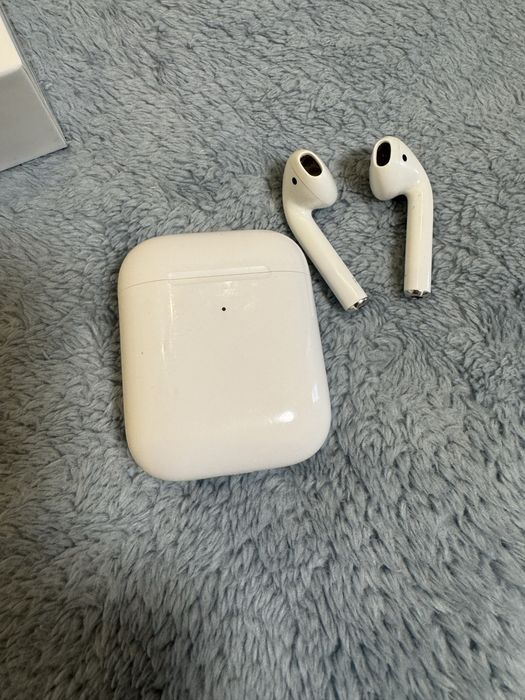 Airpods 2 gen with wireless charging case