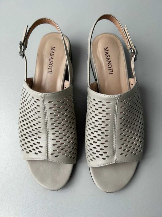 Босоніжки зі шкіри кольору тауп