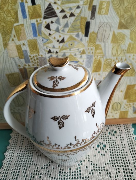 Porcelanowy dzbanek ze złoceniami; Karolina; okres PRL; ok.21cm. wys.