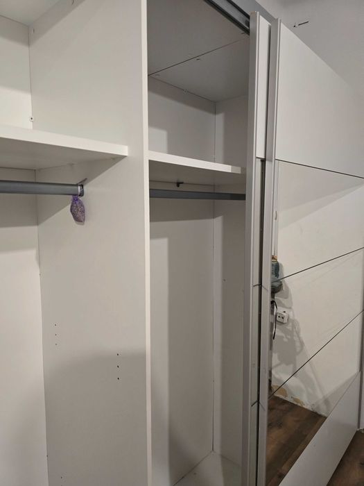 duża szafa z przesuwnymi drzwiami