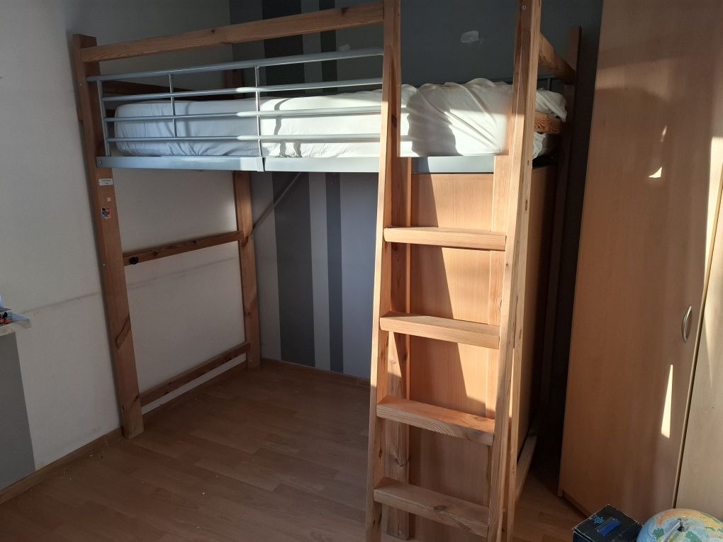 Łóżko piętrowe z szafką pod spodem i szafą narożną