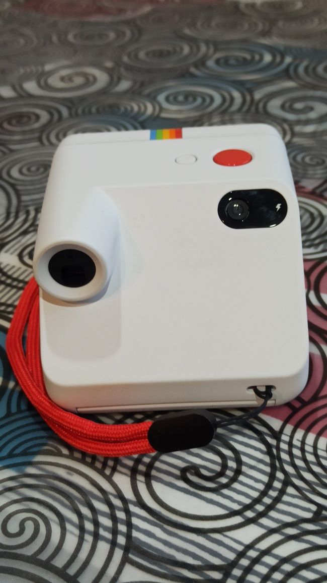 Фотокамера Polaroid GO в комплекті з білим кейсом з пластику.