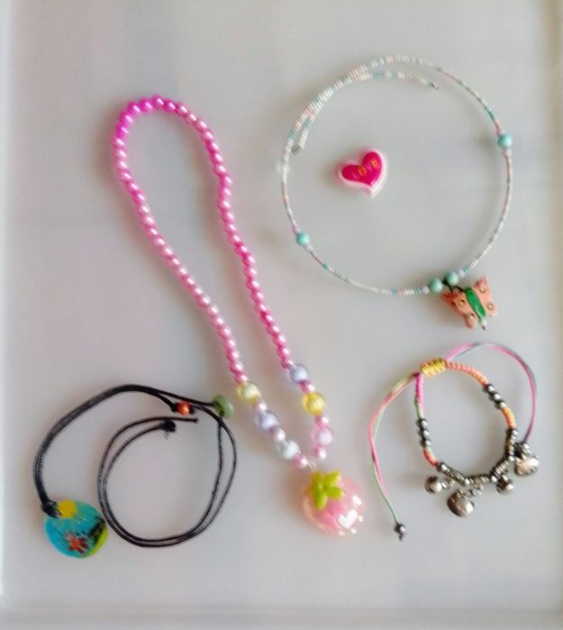 Acessórios antigos para menina.