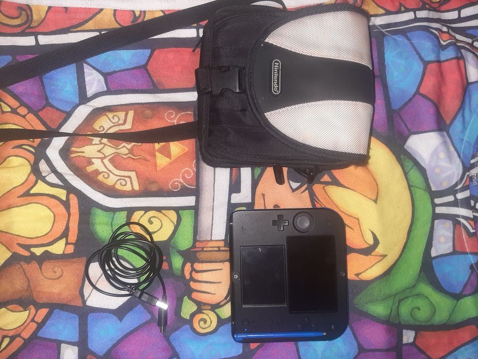 Продам свою nintendo 2ds із зарядка і сумкою стан ідеальний