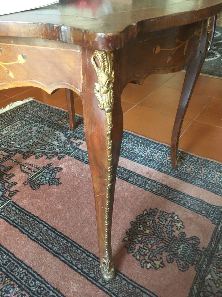Mesa de centro antiga estilo Luis XV com embutidos