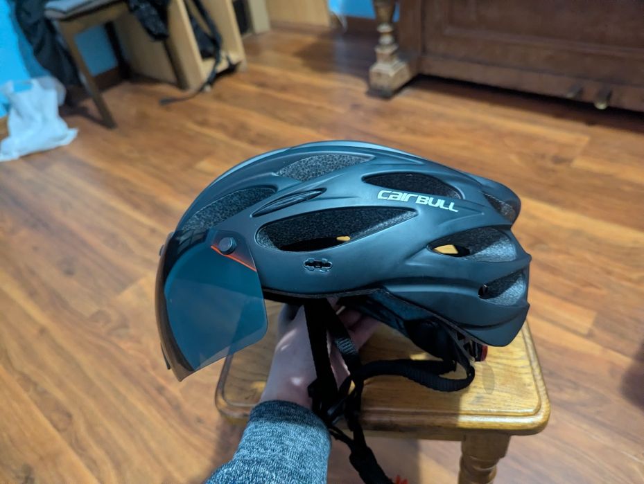 Велосипердний шолом з візором