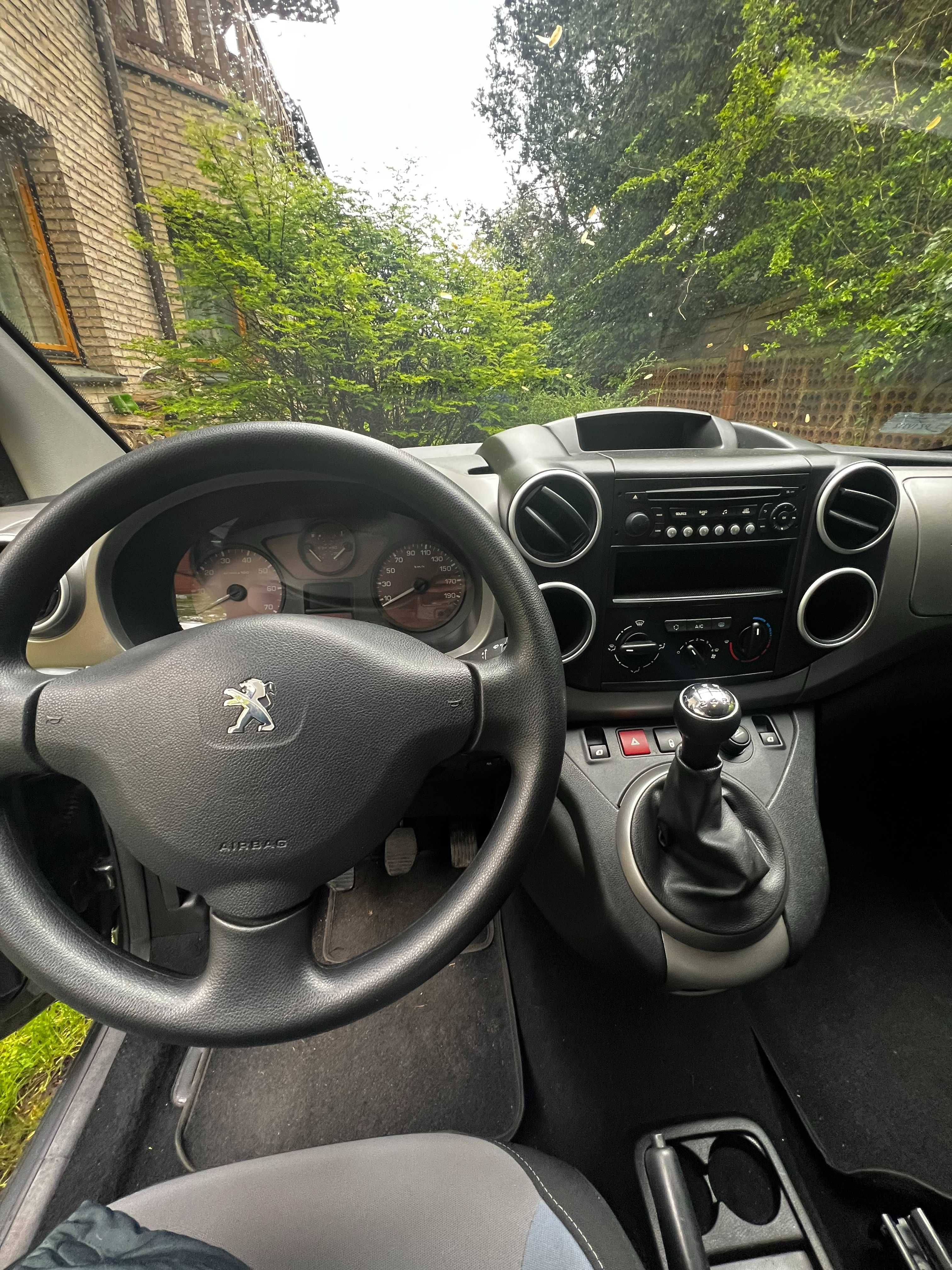 *samochód do przewozu OSÓB NA WÓZKU INWALIDZKIM* Peugeot Partner 2015