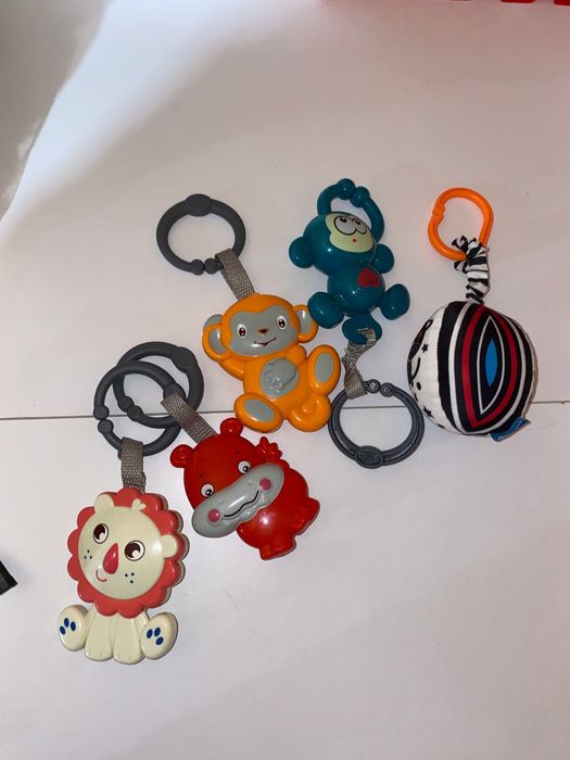 Багато іграшок для немовлят