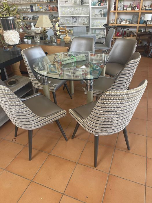 Mesa com quatro cadeiras.