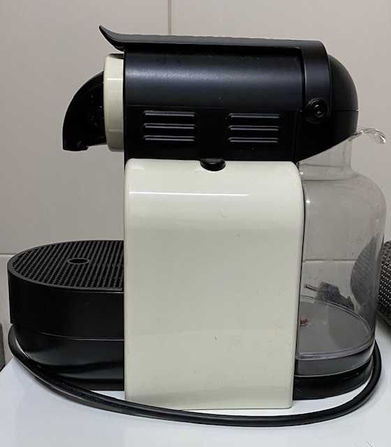Máquina de café Nespresso Delonghi Usada