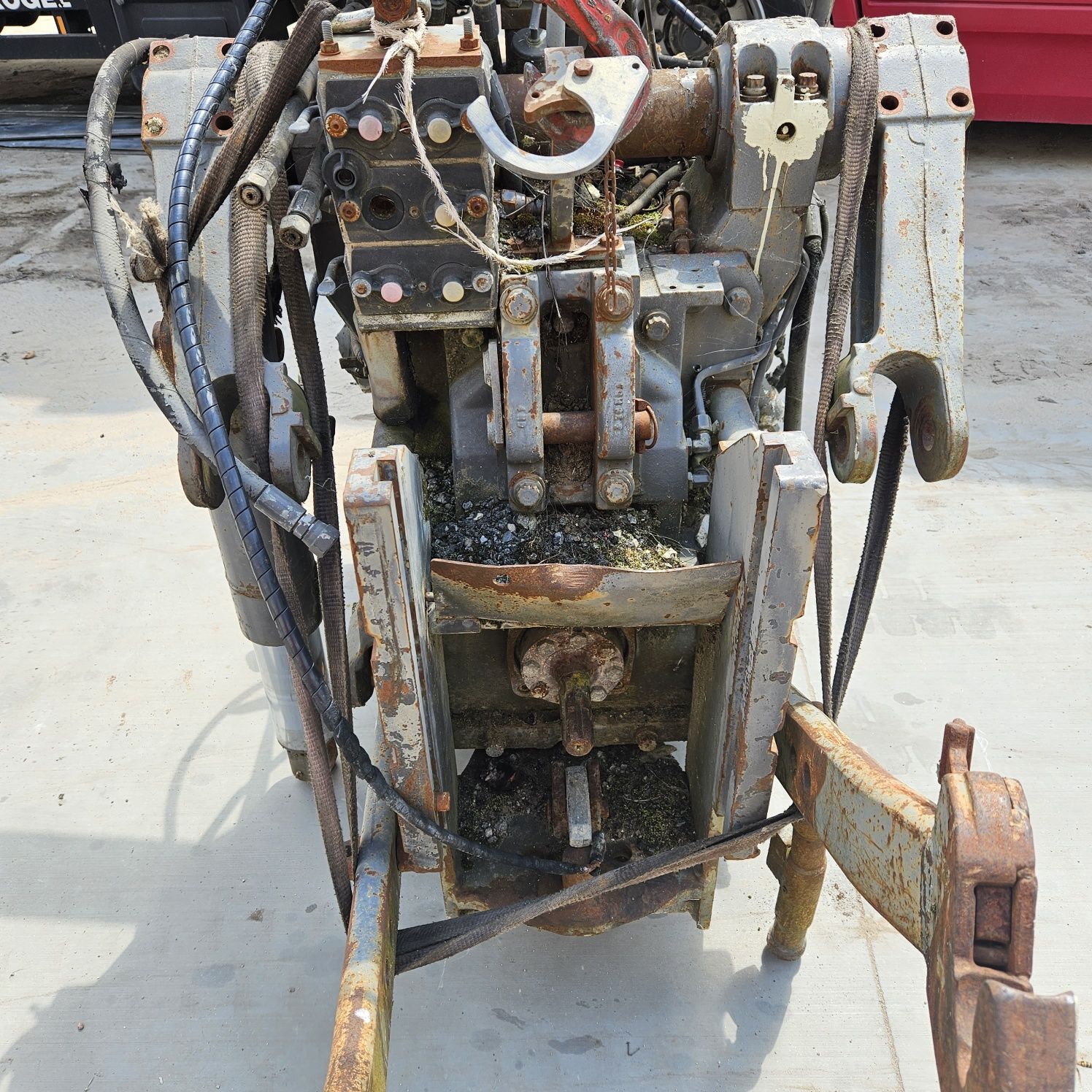 Renault Ares 725 most, zwolnica