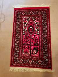 Orientalny dywanik modlitewny
