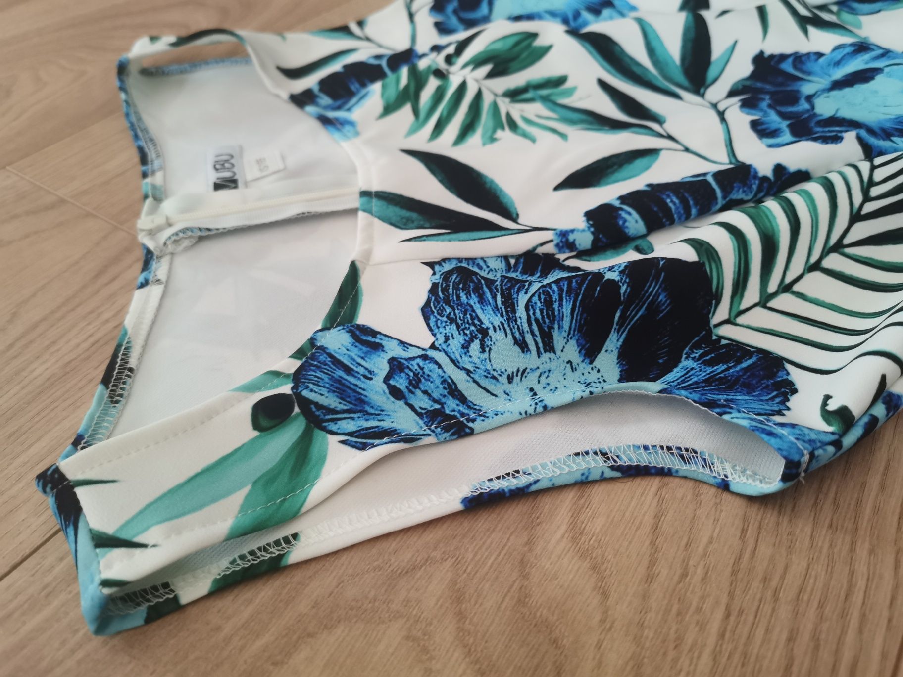 Sukienka dopasowana w kwiaty XS