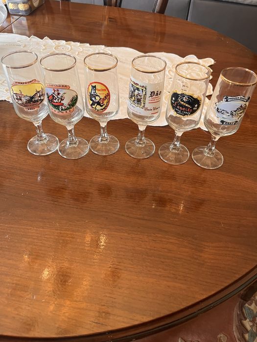 Copos antigos com varios logotipos