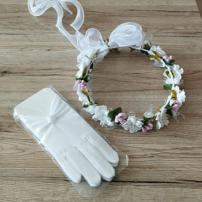 Wianek kumunijny i rękawiczki na komunię