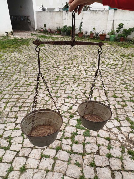 Balança vintage, suspensa, com 2 pratos e pesos