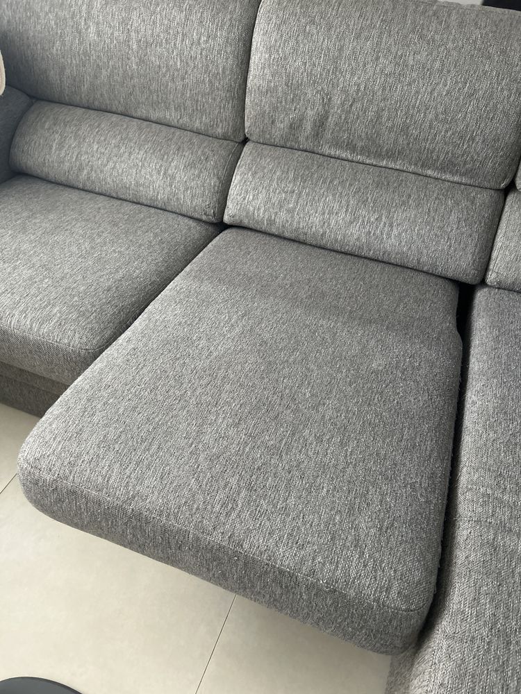 Sofá cinzento com chaise lounge e armazenamento