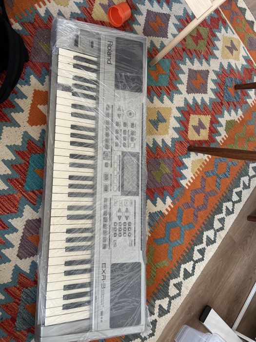*baixa de preço* Teclado Roland EXR - 3 com base e transformador