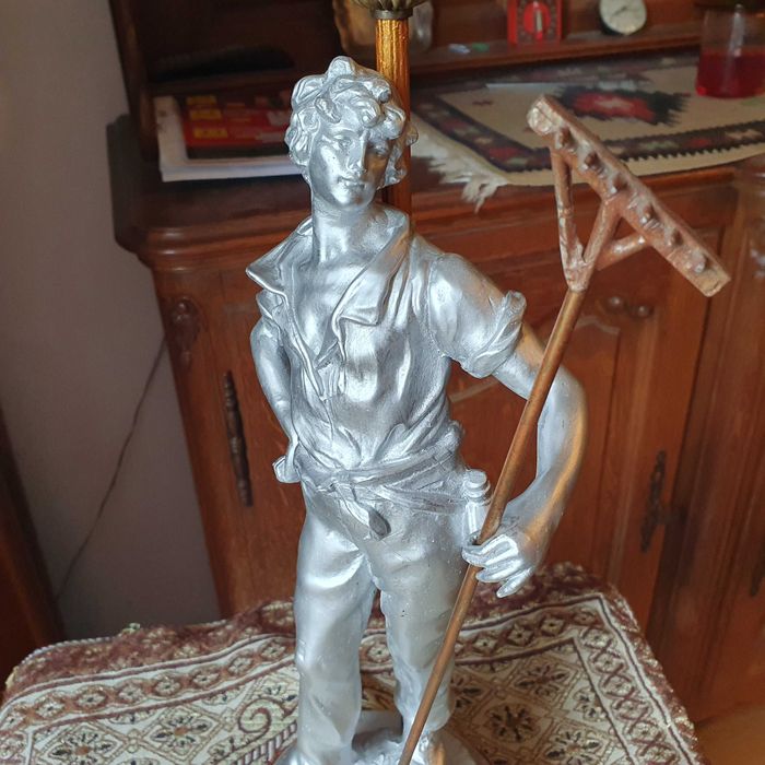 Sprawna figuralna lampa naftowa=MOREAU=ze stopów metali=wys.całk.80 cm