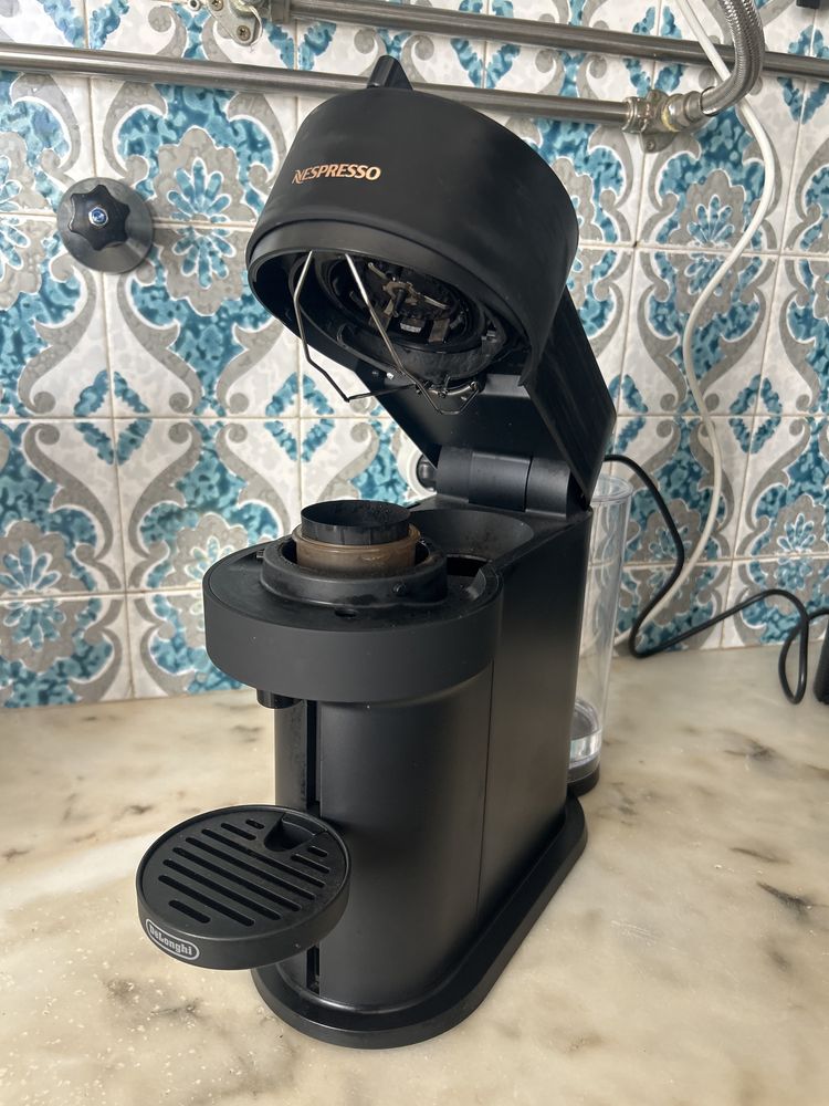 Máquina Nespresso Vertuo Black Edition + Cápsulas