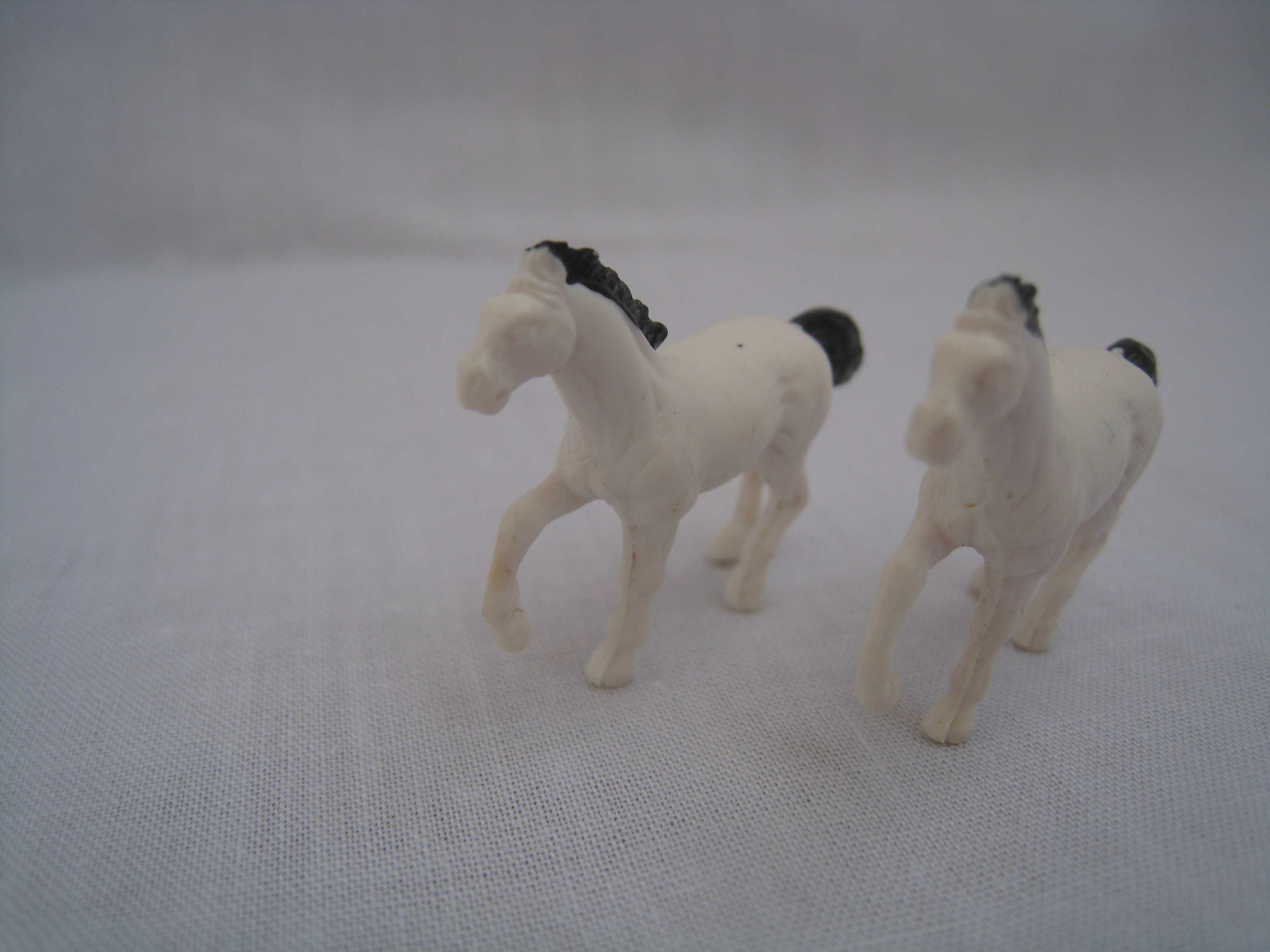 Colecção de 2 cavalos em miniatura