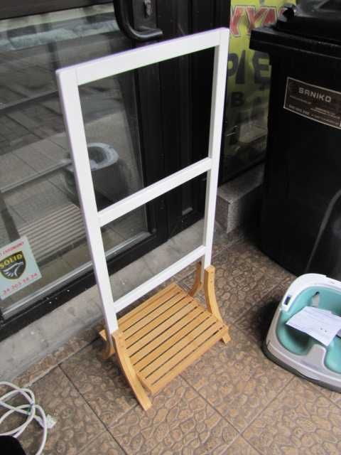 Relaxdays Wieszak na ręczniki stojący z 3 drążkami łazienkowy