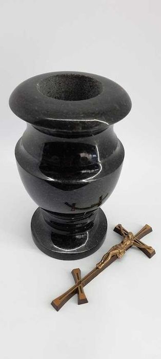 Вази, фотокераміка, лампадки. Все для оформлення пам’ятника в Луцьку