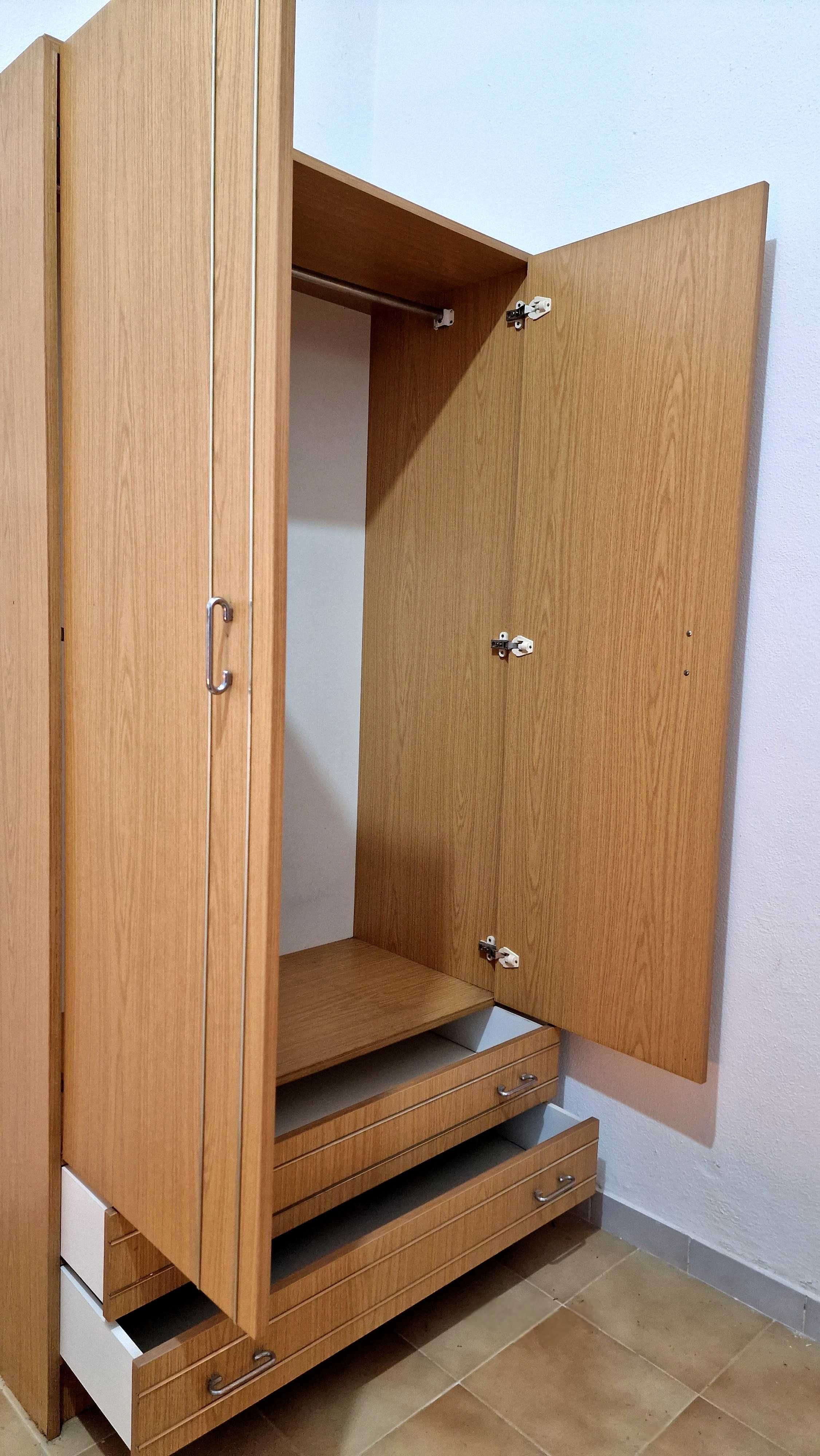 Quarto completo! Cama, Secretária e Armário