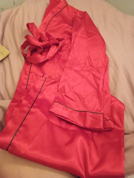Vendo roupão de cetim tamanho médio nunca usado , NOVO