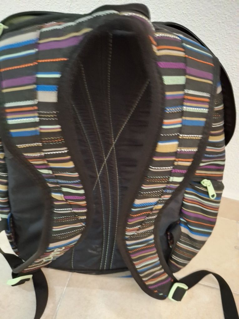 Mochila escolar com várias divisórias